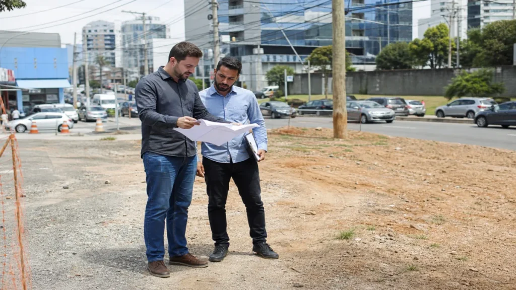 Especialista revisando documentos de quando a declividade inviabiliza a operação relacionados à terreno para restaurante.