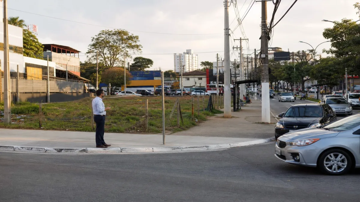 Terreno em avenida com frente comercial ampla, próximo a alto fluxo de veículos em corredor urbano de São Paulo