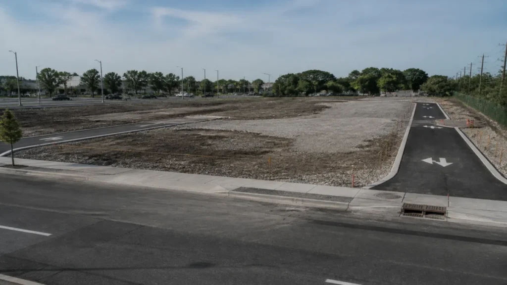 Como escolher terreno para atacarejo com zoneamento e acesso ideais 1 Momento de geometria, frente e profundidade que afetam a implantação durante atividade de terreno para atacarejo.